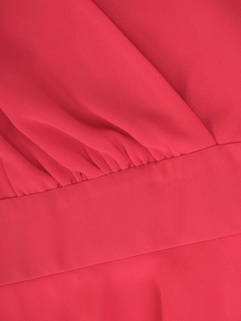 Elegancka sukienka koktajlowa midi malinowa – kopertowy fason wysmuklający talię 32647