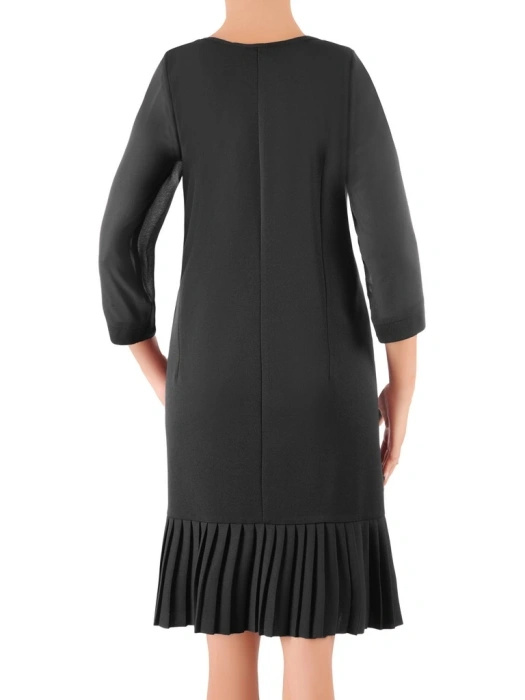Elegancka sukienka trapezowa do kolan w czerni – szyfonowe rękawy 3/4 i ozdobne plisy 36605