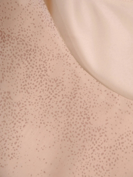 Prosta sukienka maxi w kolorze cappuccino – lekki fason z ozdobnym kwiatem na lato 39582
