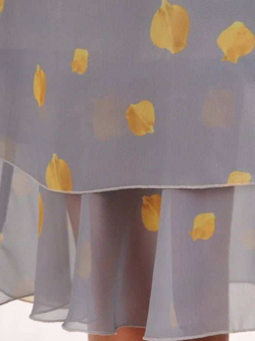 Szara sukienka trapezowa midi z długim rękawem – lekki fason z ozdobnymi falbankami na jesień 25674