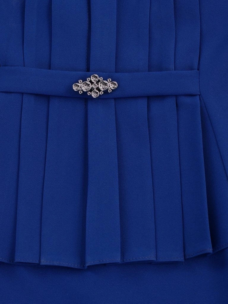 Elegancka chabrowa sukienka na wesele i przyjęcia – prosty fason z ozdobną broszką i plisami 7164