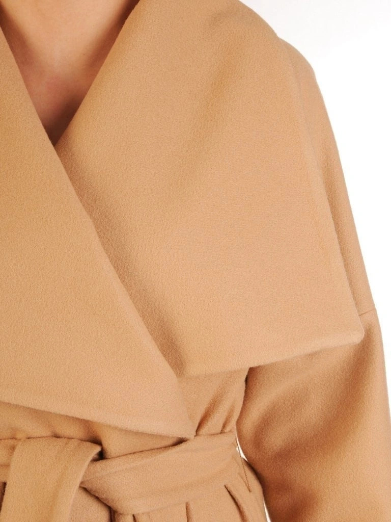Elegancki płaszcz damski na jesień i zimę w odcieniu beżu – prosty krój z paskiem modelującym sylwetkę 29211
