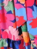 Kolorowa sukienka rozkloszowana w kwiaty z dekoltem V – model podkreślający talię z kieszeniami 38458