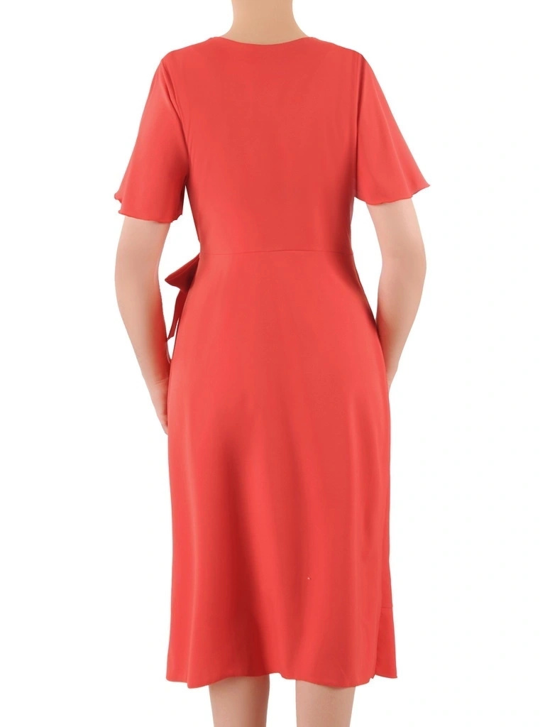 Elegancka czerwona sukienka rozkloszowana maxi – kobiecy fason z falbaną wysmuklający sylwetkę 36149