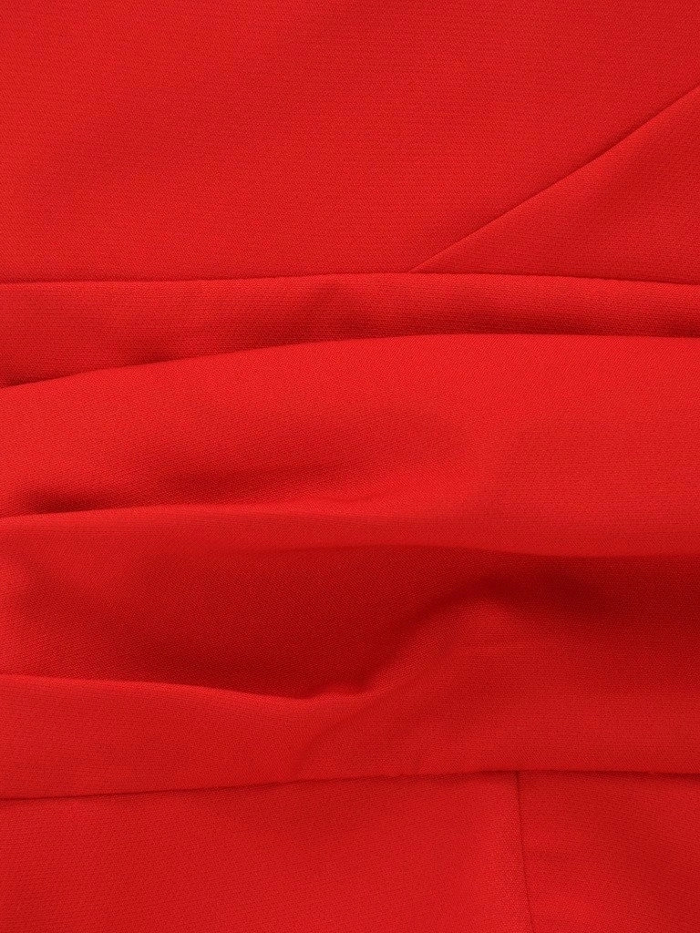 Czerwona sukienka ołówkowa z dekoltem kwadratowym rękaw 3/4 – optycznie wyszczuplające zaszewki i marszczenia 18265