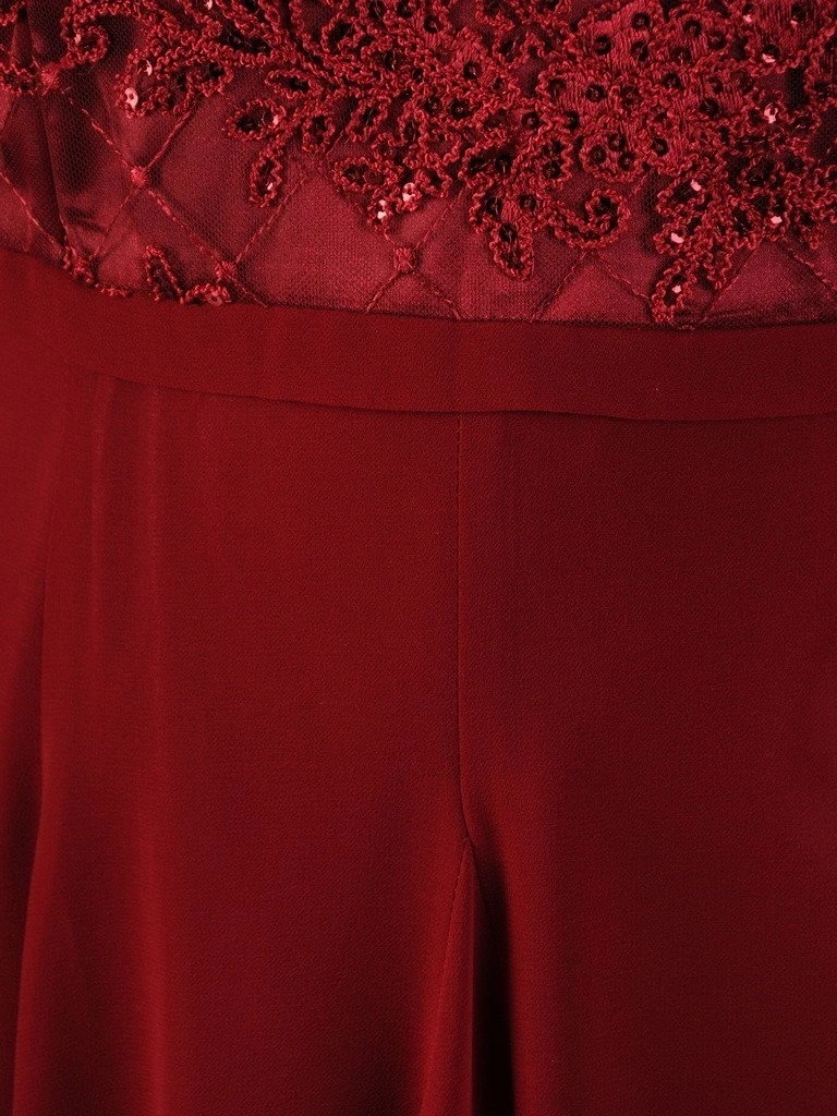 Bordowa sukienka wieczorowa na andrzejki i wesele rozkloszowana – kobiecy krój z godetami modelujący talię 21870