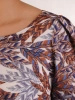 Elegancka sukienka trapezowa midi w modny wzór – fason wysmuklający sylwetkę z ozdobną falbanką 26364