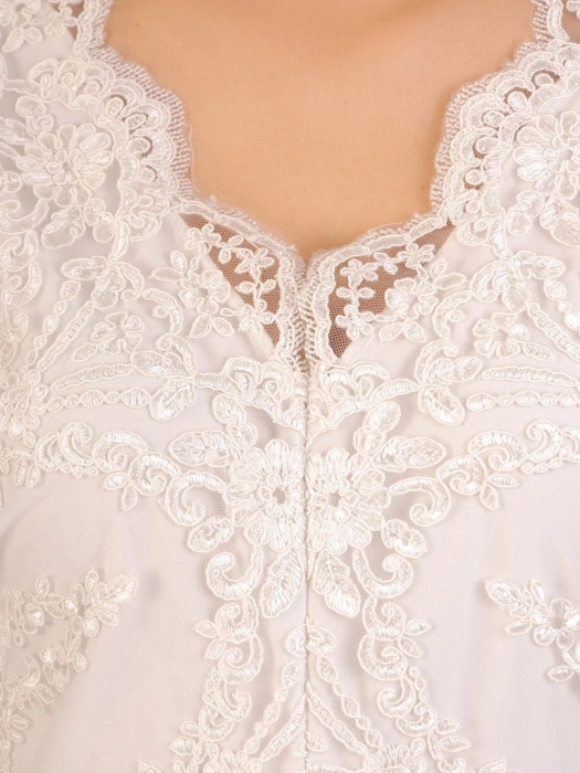 Elegancka biała suknia wieczorowa rozkloszowana maxi – zmysłowe rozcięcie i szyfonowy dół 30729