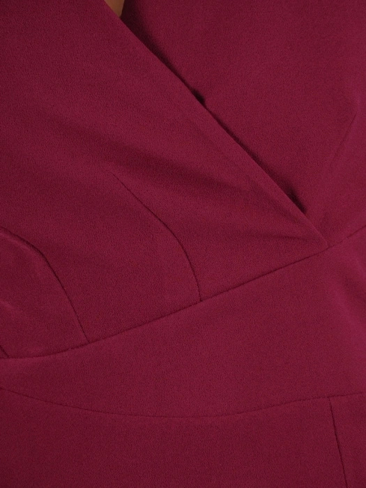 Elegancka sukienka wizytowa midi o prostym kroju w kolorze fuksji – z kobiecym dekoltem kopertowym 37304
