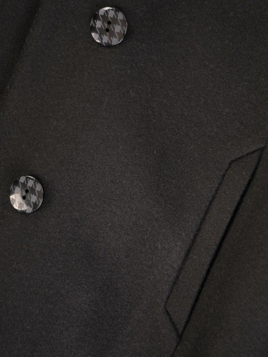 Elegancki czarny płaszcz zimowy damski o prostym fasonie – zapięcie na guziki i stylowe wiązanie w pasie 33988