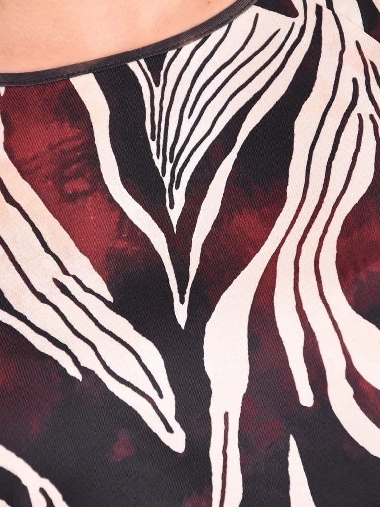 Wizytowa beżowa bluzka z długim rękawem w elegancki print – prosty krój z kobiecym dekoltem w łódkę 42100