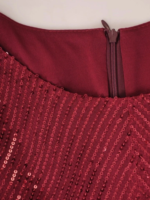 Elegancka bordowa sukienka midi z połyskującą górą – prosty krój z dekoracyjną szarfą 36693