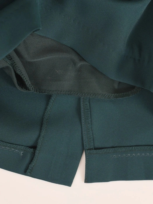 Ciemnozielona sukienka prosta do kolan z broszką – efektowne zakładki i dekolt łódka 12691