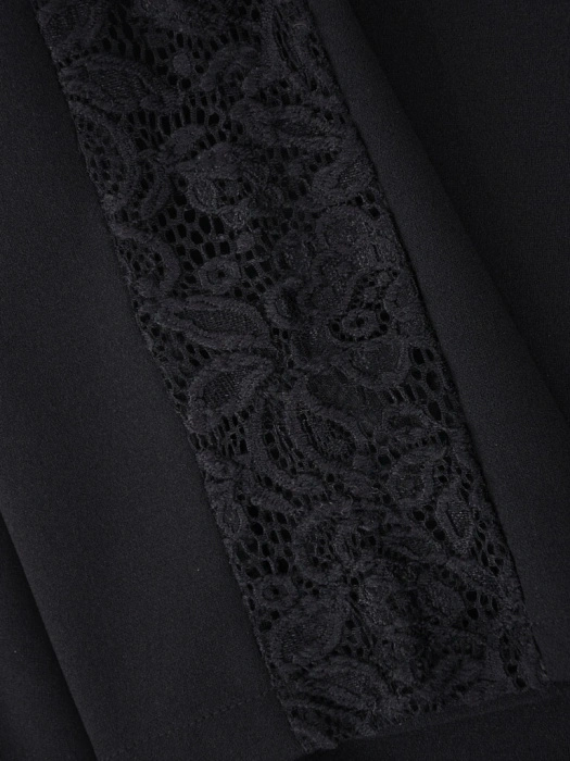 Elegancka czarna sukienka trapezowa midi – maskujący fason z efektowną koronką 41032