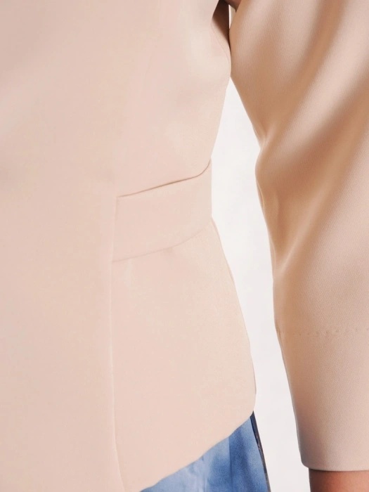 Elegancka garsonka damska na wesele ze wzorzystą sukienką – rozkloszowany fason tuszujący biodra 39845