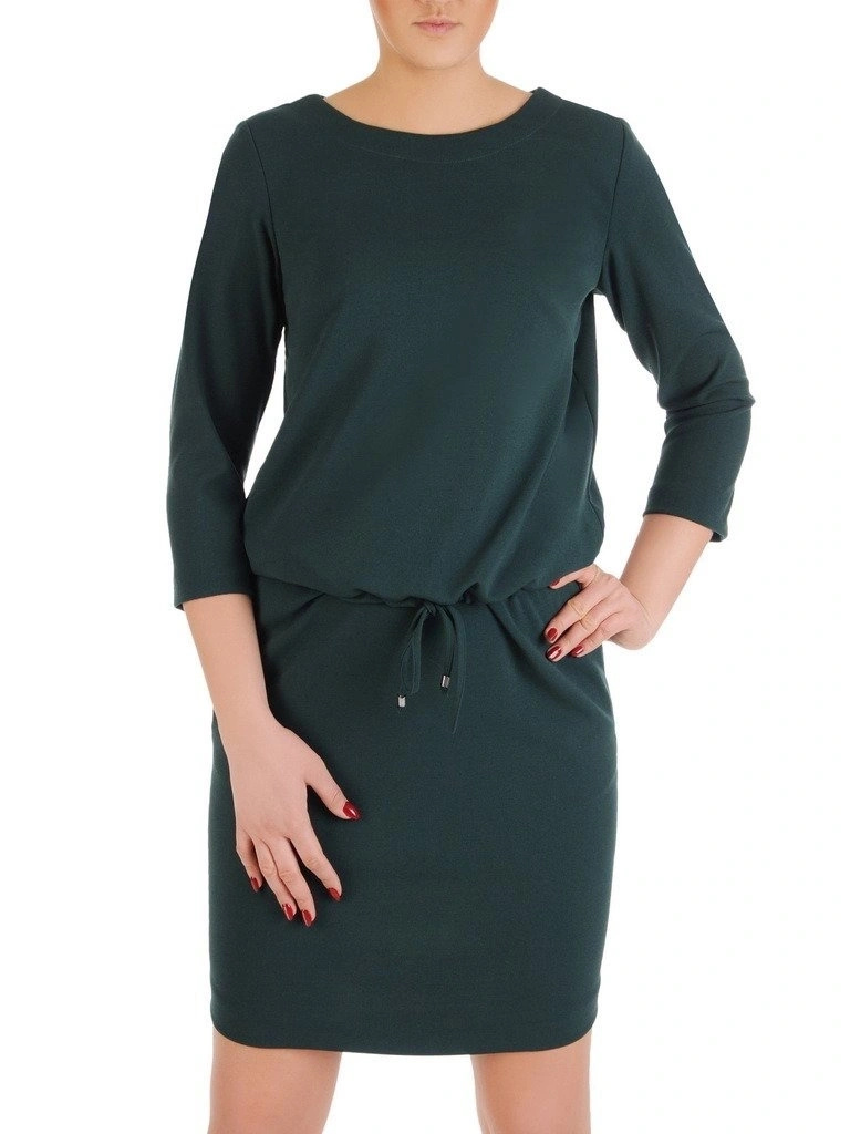 Zielona sukienka jesienna o prostym kroju – elegancki model z dekoltem łódka i wiązaniem 7834