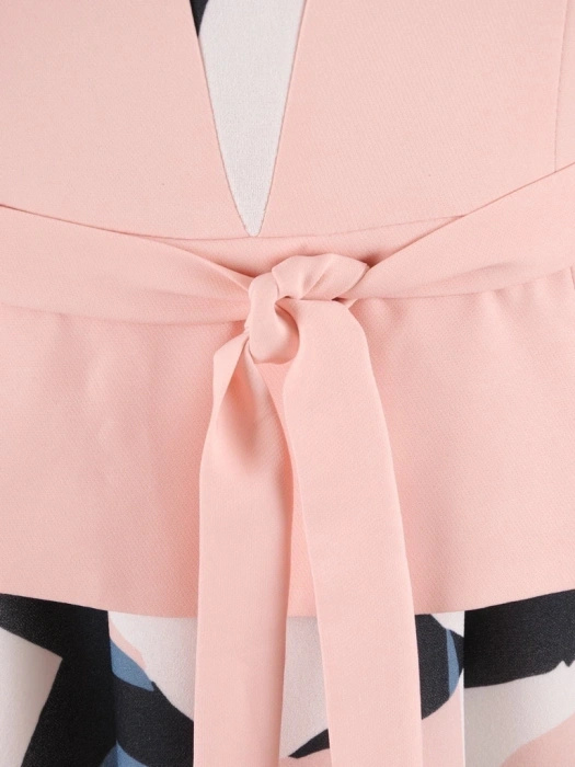 Elegancka sukienka rozkloszowana z baskinką pudrowy róż – fason z plisami i paskiem podkreślającym talię 38169
