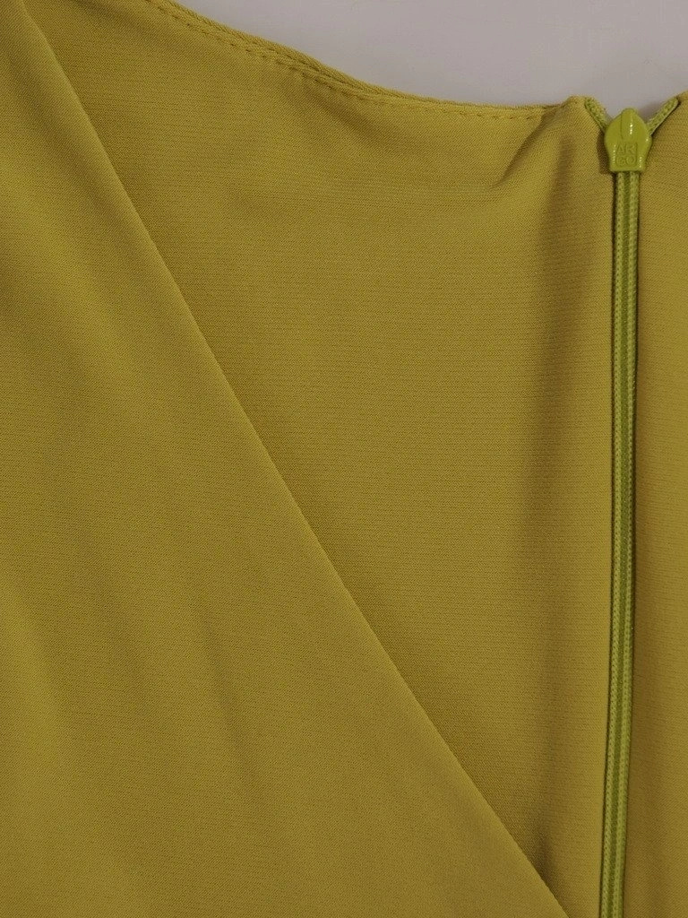 Pistacjowa sukienka midi z kopertowym dekoltem – prosty fason z efektownym marszczeniem 20889