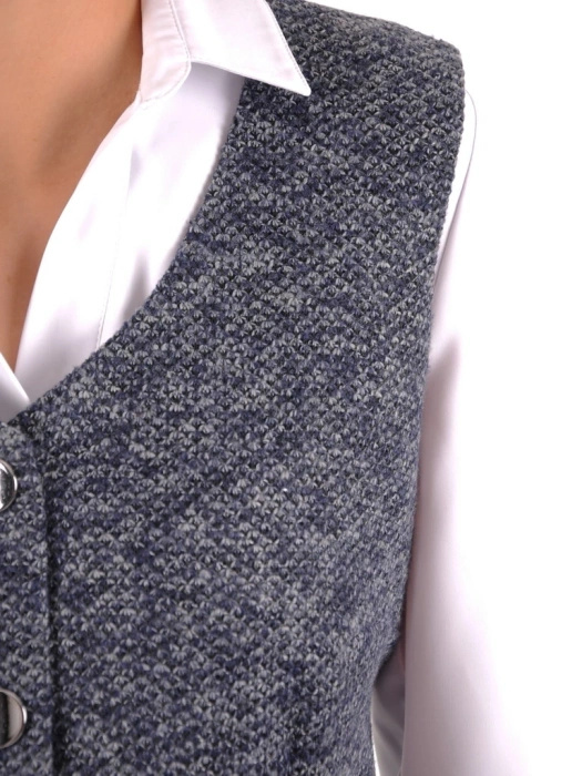 Elegancka sukienka midi bez rękawów granatowa – prosty fason z kieszeniami i guzikami 37236