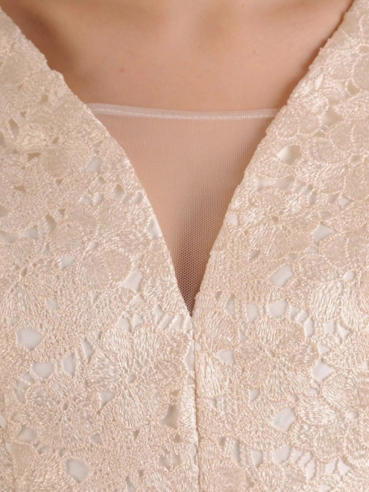 Elegancka sukienka rozkloszowana ecru z koronkową gipiurą – wyszczuplające przeszycia i kieszenie 25105