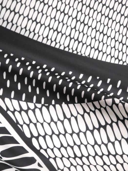 Elegancka sukienka maxi rozkloszowana czarna w kontrastowy wzór – fason z dekoltem V podkreślający talię 39613