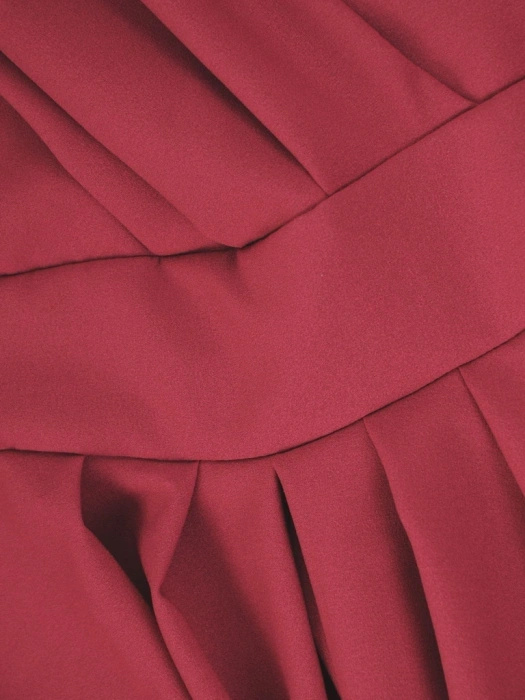Elegancka malinowa sukienka maxi na wesele – rozkloszowany dół z plisowaniem i dekoltem w V 31160