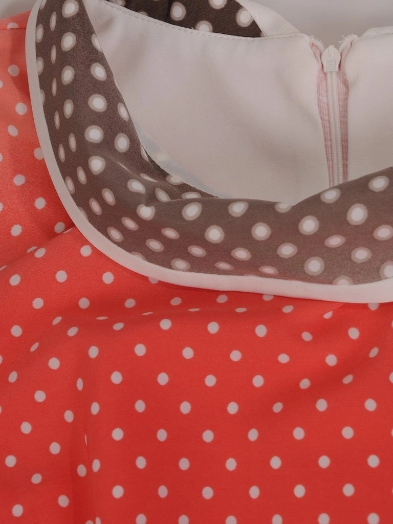 Prosta letnia sukienka midi w grochy – elegancki kołnierzyk i wysmuklający fason 3942