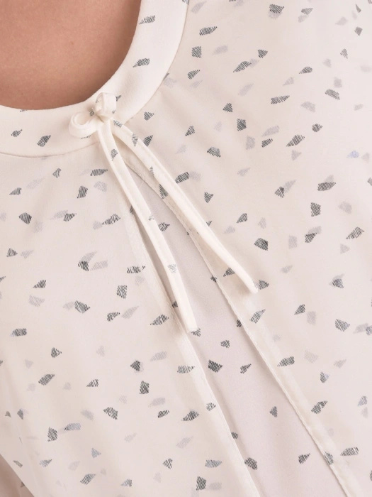 Elegancka bluzka wizytowa damska w chabrowy print – luźny fason tuszujący biodra z narzutką 41719
