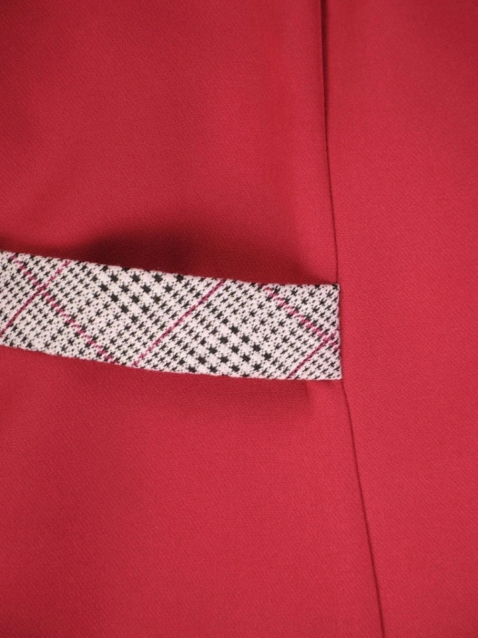 Elegancki kostium damski z sukienką w kratkę i żakietem – zaszewki wysmuklające talię 33878