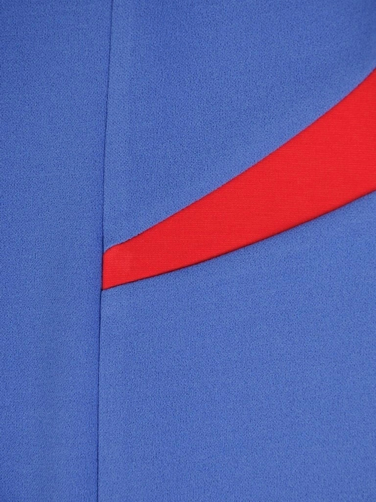 Niebieska sukienka prostego kroju z rękawem 3/4 – wyszczuplające zaszewki i ozdobny dekolt 28549