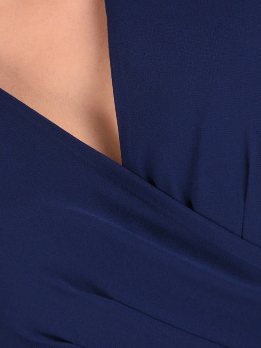 Elegancka sukienka rozkloszowana midi w kolorze granatowym – kobiecy krój wysmuklający talię 30678