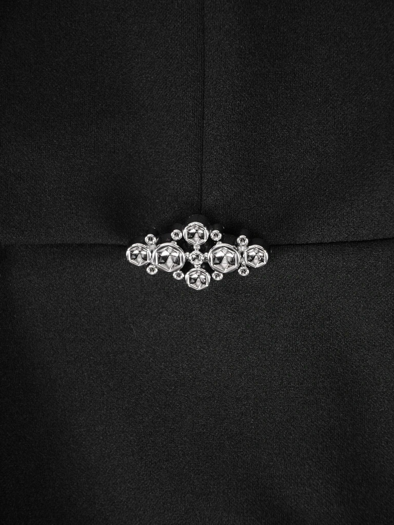 Elegancka czarna sukienka wieczorowa midi o prostym fasonie – wysmuklająca baskinka z broszką 37475