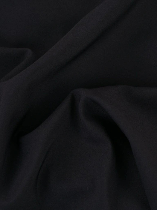 Elegancka czarna spódnica midi o prostym kroju – model z rozcięciem i podszewką na jesień i zimę 3475