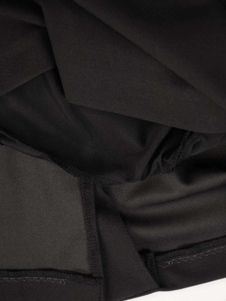 Czarna elegancka sukienka wizytowa z dekoltem w serek – prosty krój z szyfonowym rękawem 3/4 i cekinami 35030
