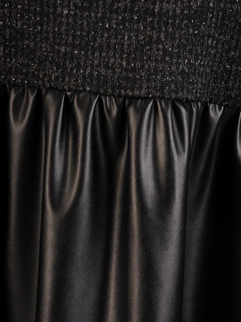 Elegancka sukienka trapezowa czarna – przedłużane boki optycznie modelują sylwetkę 27973