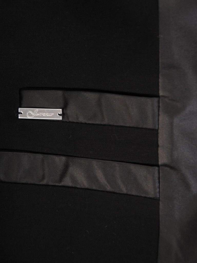 Elegancka czarna marynarka damska do sukienki – prosty fason z wstawkami z ekoskóry 8879