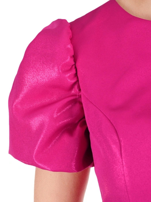 Sukienka wieczorowa ołówkowa midi w odcieniu fuksji – efektowny brokatowy połysk i zmysłowe rozcięcie 41971