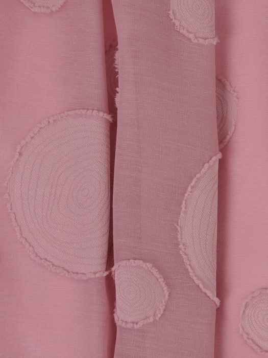 Rozkloszowana sukienka w koła Pilar, różowa kreacja z tkaniny.	