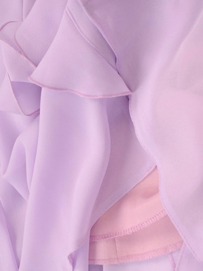 Elegancka sukienka rozkloszowana midi z falbanami liliowa – kobiecy krój tuszujący biodra 35366