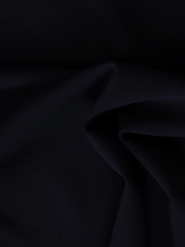 Elegancka granatowa sukienka trapezowa z rękawem 3/4 – połyskujące zdobienie i krój tuszujący biodra 18935