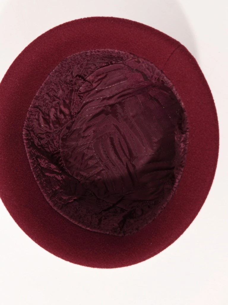 Elegancki ocieplany kapelusz damski cloche w kolorze buraczkowym z cyrkoniami i regulacją obwodu 40916