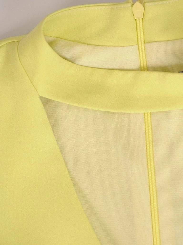 Wizytowa sukienka trapezowa w odcieniu limonki – model tuszujący biodra z krótkim rękawkiem 21111