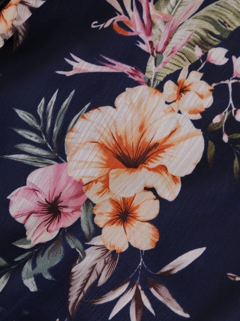 Elegancka rozkloszowana sukienka midi w kwiaty – ze stójką i guziczkami pięknie podkreślająca talię 28177