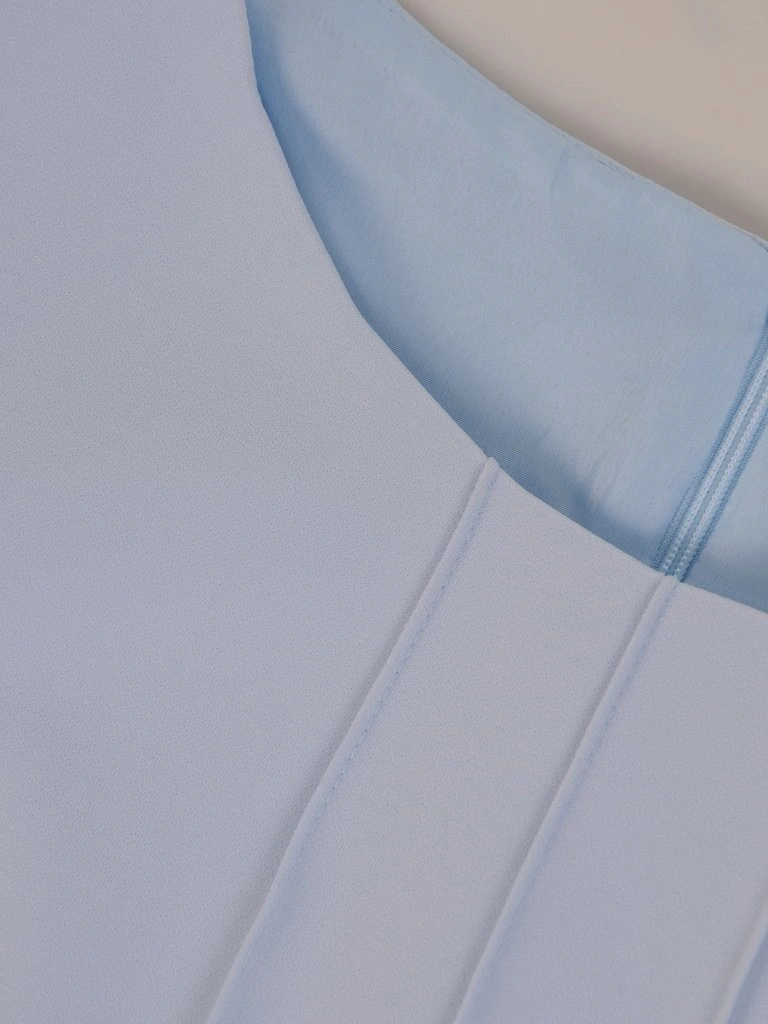 Elegancka błękitna sukienka na wesele o prostym fasonie – zwiewne rękawy z falbaną i modelujące zaszewki 26273