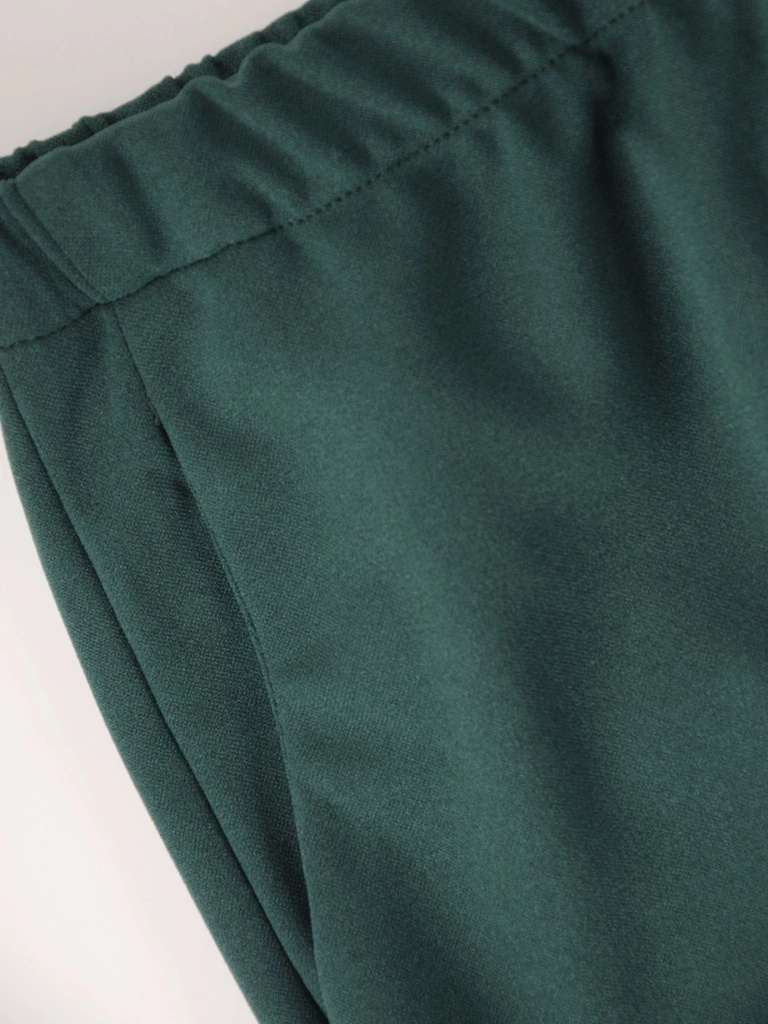 Zielony elegancki komplet damski ze spodniami na wesele – asymetryczny fason wysmuklający sylwetkę 38771