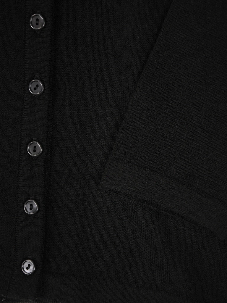 Elegancki sweter damski rozpinany o prostym kroju – ponadczasowy czarny model z subtelnym dekoltem w łódkę 38762