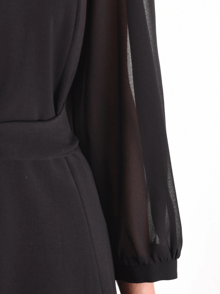 Czarna sukienka maxi rozkloszowana z akcentem w talii – elegancki model z odpinaną ozdobą 40454