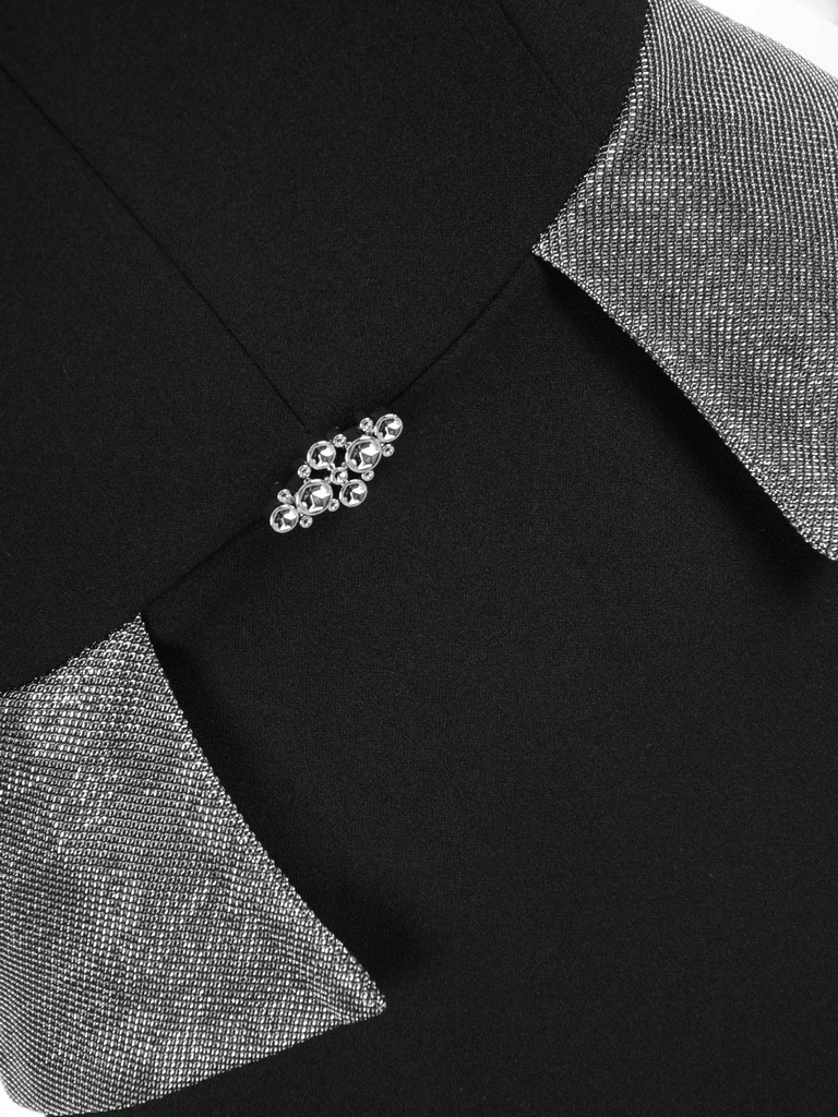 Elegancka czarna sukienka wieczorowa midi o prostym fasonie – wysmuklająca baskinka z broszką 37475
