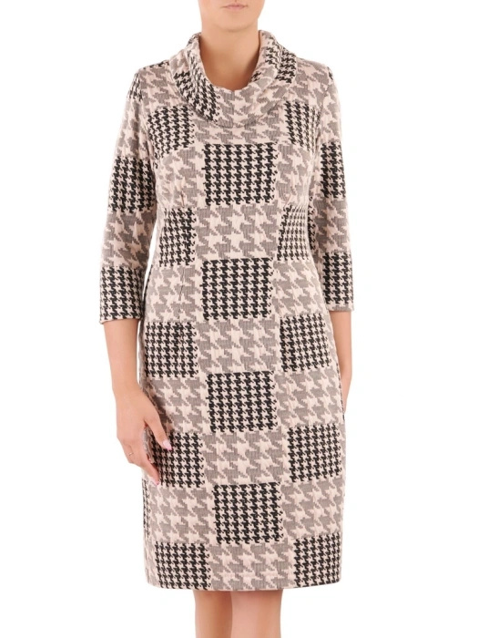 Elegancka sukienka midi w pepitkę o prostym kroju – odpinany komin i ponadczasowy styl do biura 36565
