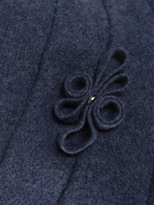 Elegancki kapelusz damski zimowy cloche – granatowe nakrycie głowy z ozdobną wstawką 42451